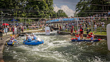 Red Bull-Teilnehmer paddeln auf Stromschnellen beim Red Bull Paddelfest.