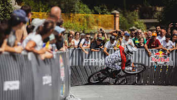 Am 24. August 2025 rast Johannes Fischbach beim Red Bull Cerro Abajo in Genua, Italien, durch eine Kurve und begeistert die Zuschauer bei diesem epischen Downhill-Abenteuer in der Stadt