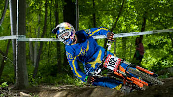 AP-1JWUT7AMW2511-featureMedia