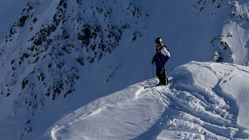 AP-1M1HYKBUW2111-featureMedia