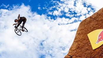 AP-1M1HXDHYN2111-featureMedia