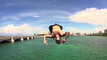 AP-1M1HUNE8S2111-featureMedia