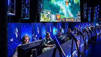 AP-1M62PU1Q12111-featureMedia