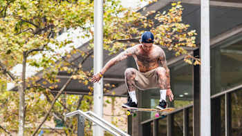 AP-1M5XVGZ552111-featureMedia