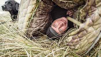 Surfer eingequetscht unter einer Matratze