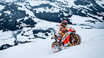 AP-1QRADDPR52111-featureMedia