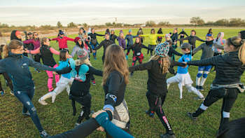 Amy Chmelecki et 64 parachutistes ont battu un incroyable record du monde de parachutisme en volant ensemble et en se donnant la main à 6000m d'altitude.