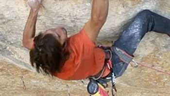Adam Ondra et Chris Sharma s'attaquent à l'ascension de La Dura Dura, d'escalade la plus difficile du monde à Oliana en Catalogne.