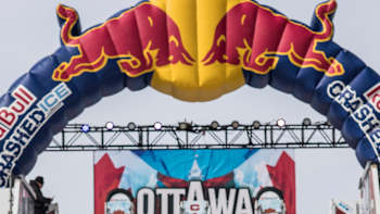 Voici tout ce qu'il faut savoir de A à Z sur le Red Bull Crashed Ice, championnat du monde de patinage extrême ice cross-downhill.