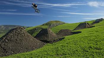 AP-1UYEXQH7W1W11-featureMedia