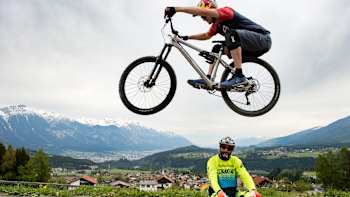 AP-1UZEBCZ9D1W11-featureMedia