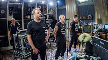 AP-1WUYYC6X92111-featureMedia