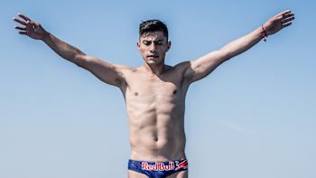 Jonathan Paredes bereitet sich auf den Tauchgang von der 27-Meter-Plattform in Polignano a Mare vor.