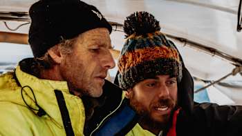 AP-1X1R5DZUH2111-featureMedia