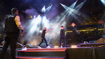 AP-1VFUHTD6D1W11-featureMedia