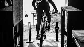 Finn Iles et Kate Courtney racontent comment la musique, les suspensions du VTT et la qualité de l'air peuvent affecter leur performance le jour de la course dans Fast Life.