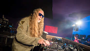 AP-1M1U7FS792111-featureMedia