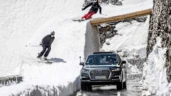 Markus Eder et Bene Mayr lors de leur descente du Stelvio en ski freestyle dans le film Road Gaps.