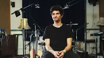 AP-1XUU985BN2111-featureMedia