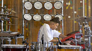 AP-1XUU9FYV52111-featureMedia