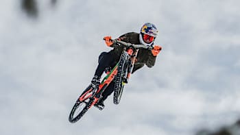 AP-1YERWC76D1W11-featureMedia