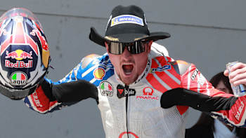 AP-1YMM7URW52111-featureMedia