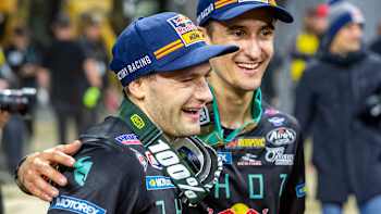 AP-1Y9QKK52W2111-featureMedia