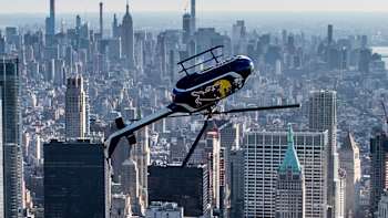 Le pilote de voltige Aaron Fitzgerald fait des figures en hélicoptère au-dessus de New York.