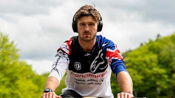 AP-1YN89EU992111-featureMedia