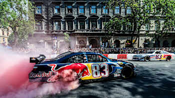 Una imagen de un coche Red Bull de drifting en acción.