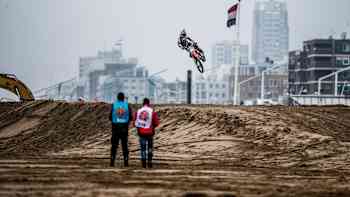 Jeffrey Herlings vliegt als eerste over de track