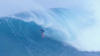 Izzi Gomez threads the tube on a Jaws juggernaut