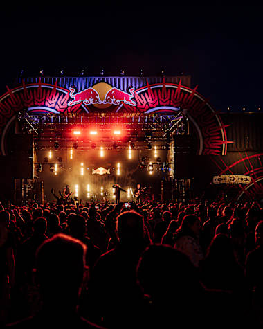 Fit for a King - Die Red Bull Stage bei Nacht 