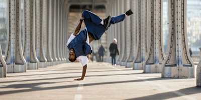 B-boy Dany Dann réalise un movement de breaking à Paris.