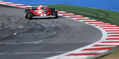 Niki Lauda au volant de sa Ferrari