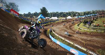 Screenshot aus MX vs ATV Legends zeigt ein Rennen im Multiplayermodus mit Quads in einer Steilkurve