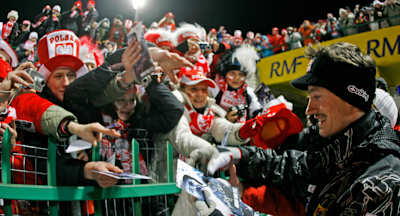 Adam Małysz rozdaje autografy