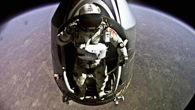 Felix Baumgartner salutuje vo výške 39 014 m počas misie Red Bull Stratos, 2012