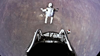 Felix Baumgartner kilometerhoch über der Erde