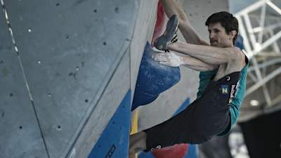 Kilian Fischhuber klettert mit Beinarbeit