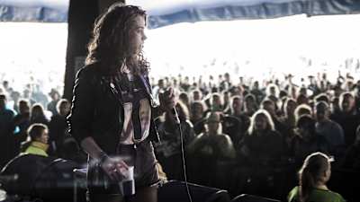 Kayley Davies, de Sky Valley Mistress, tocando en el escenario de Red Bull Studios Live en el Download 2013.