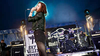 Sky Valley Mistress tocando en el escenario de Red Bull Studios Live en el Download 2013.
