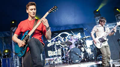Press to MECO tocando en el escenario de Red Bull Studios Live en el Download 2013.