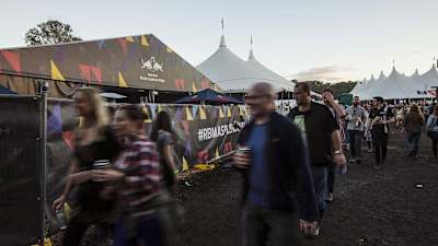 Die Menge vergnügt sich an der RBMA-Bühne auf dem Splendour In The Grass Festival.