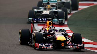 Uma imagem do piloto de F1 Sebastian Vettel em ação no carro da Red Bull na pista durante a corrida.
