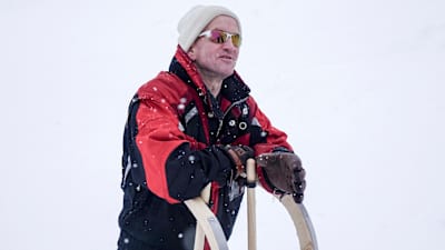 Eddie Edwards pozuje do portretu z sankami w Flachauwinkl w Austrii