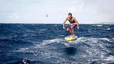 Kai Lenny é só sorriso com sua prancha voadora