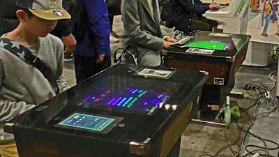 1980年前後のゲーセンのスタンダードだった、テーブル型アーケード筐体(闘会議2018より)。