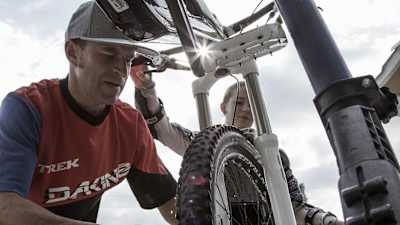 Rene Wildhaber checkuje bike Anji Wachet