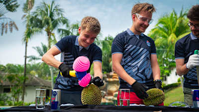 La team OG tente d'ouvrir des durians.